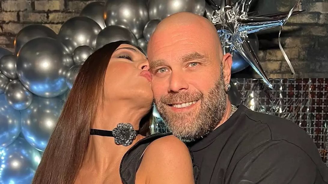 Ήβη Αδάμου: Οι φωτογραφίες και το φιλί με τον Μιχάλη Κουϊνέλη από τα γενέθλια της