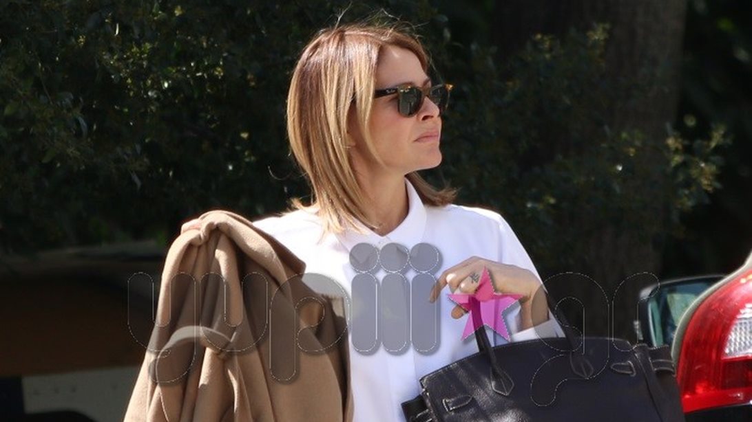 Τζένη Μπαλατσινού: Καθημερινές στιγμές λίγο πριν ανέβει τα σκαλιά της εκκλησίας! Όλες οι φωτογραφίες