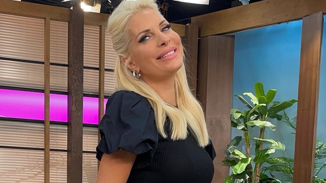 Η Ελένη Μενεγάκη φωτογραφίζεται με τον Δημήτρη Ουγγαρέζο &amp; την ομάδα της &quot;Ελένης&quot;