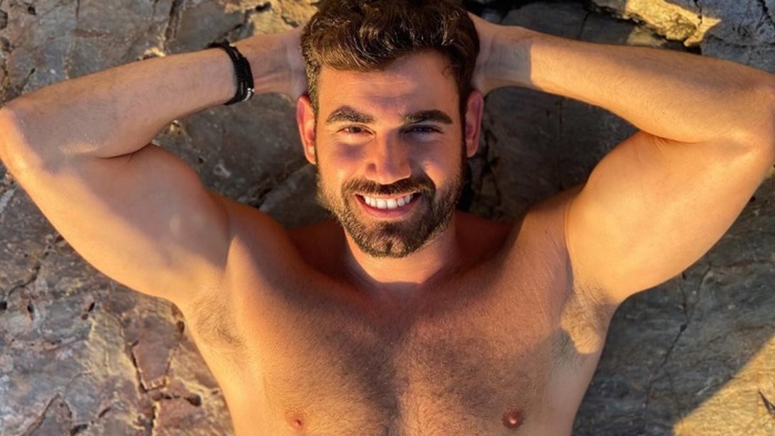 Νίκος Πολυδερόπουλος: Ποζάρει μόνο με το μαγιό του!