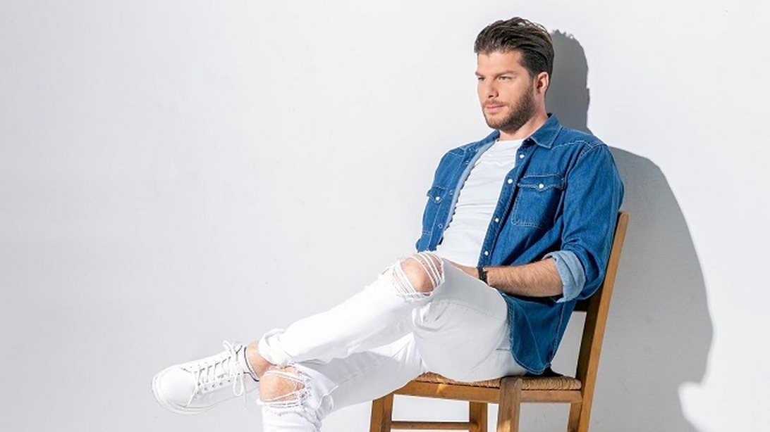 Ο Λούκας Γιώρκας τραγουδάει… "Για την Ελλάδα"