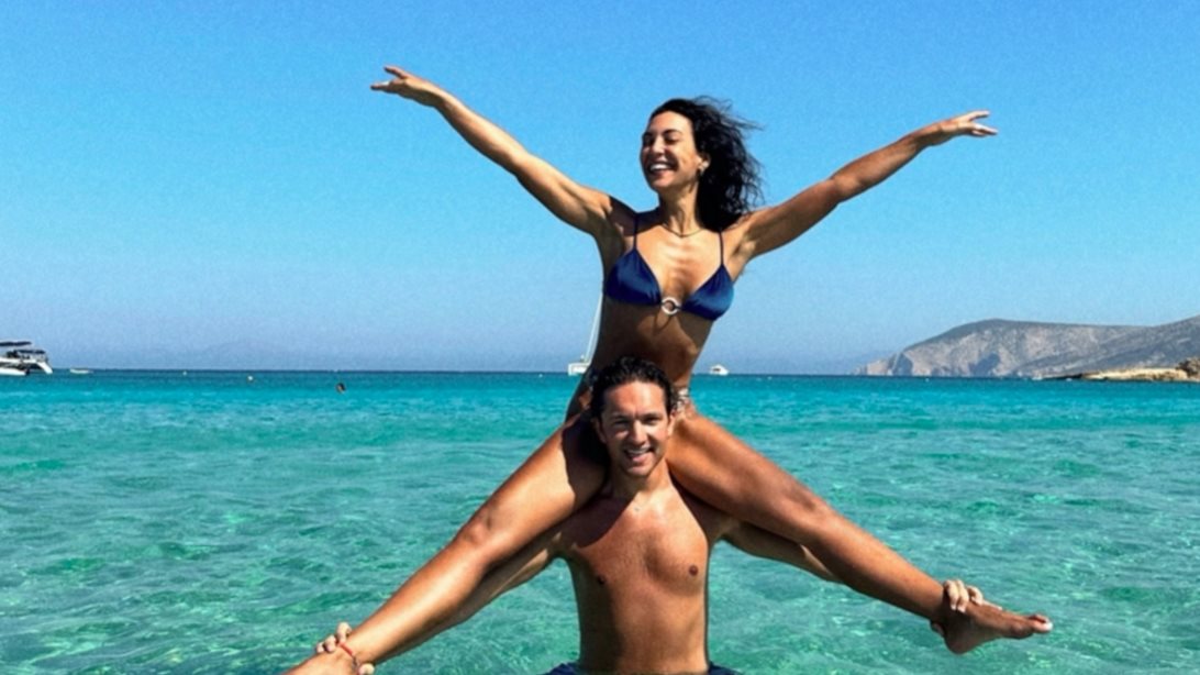 Όαση δροσιάς η Ευγενία Σαμαρά και ο Μιχαήλ Ταμπακάκης μόνο με τα μαγιό τους