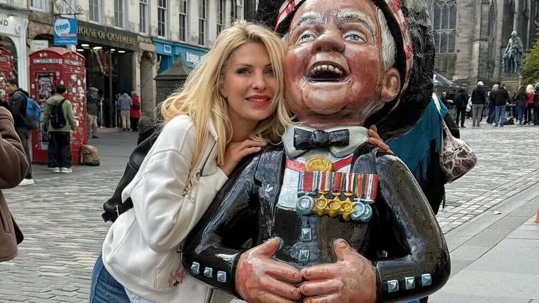 Η Ελένη Μενεγάκη ποζάρει σε χειμερινό mood στον φακό της κόρης της στο Εδιμβούργο