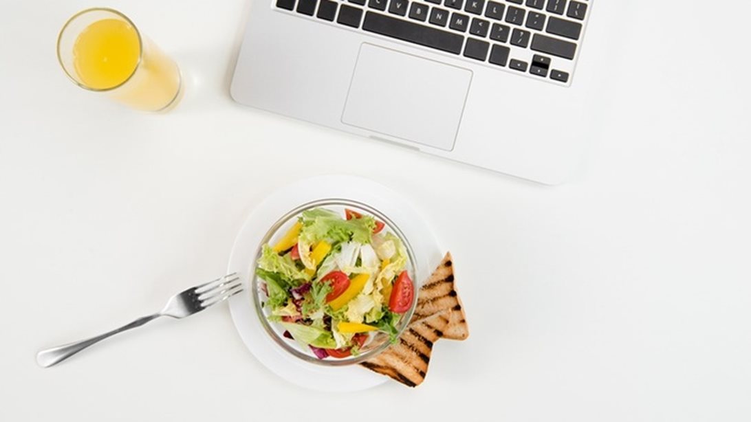 Γεύματα στη δουλειά: 10 εύκολες και υγιεινές ιδέες για τα ταπεράκια σου
