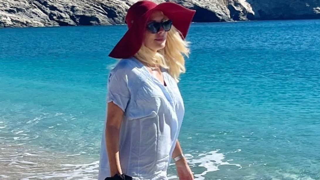 Η Ελένη Μενεγάκη ποζάρει ... έτοιμη γι' αυτό που έρχεται