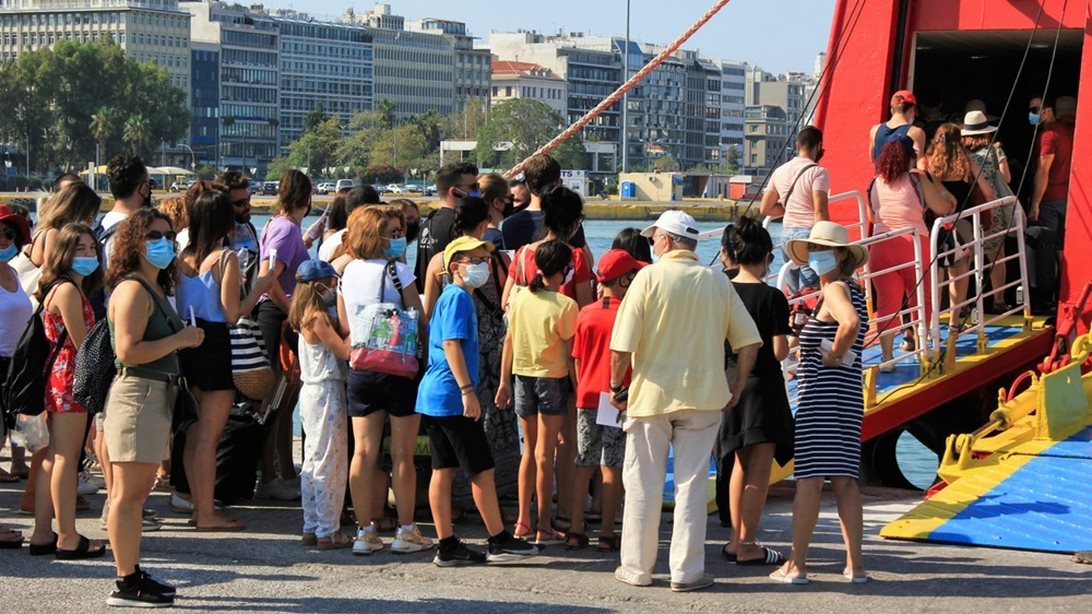 Οι διακοπές των Ελλήνων: Πιο φθηνή η διαμονή στο Παρίσι και το Λονδίνο παρά στη Ρόδο και τη Σαντορίνη