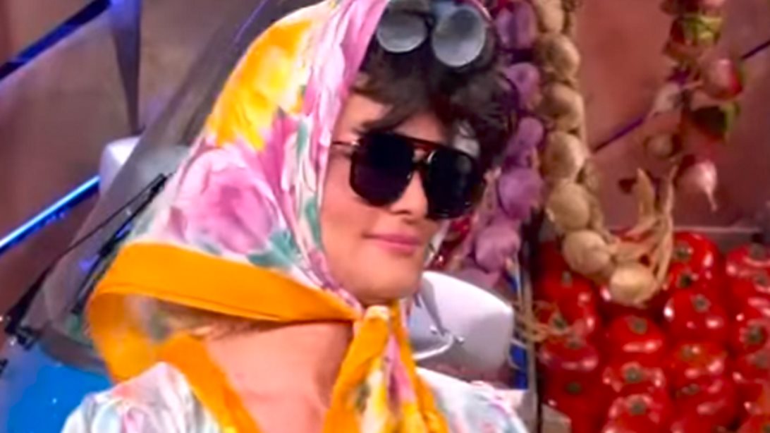 Νατάσα Θεοδωρίδου: Η ανατρεπτική εμφάνιση στο πλευρό του Λαζόπουλου | Δείτε το video!