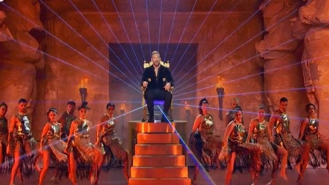 J2US | Ο Νίκος Κοκλώνης καλωσόρισε τους τηλεθεατές από τον... θρόνο του!