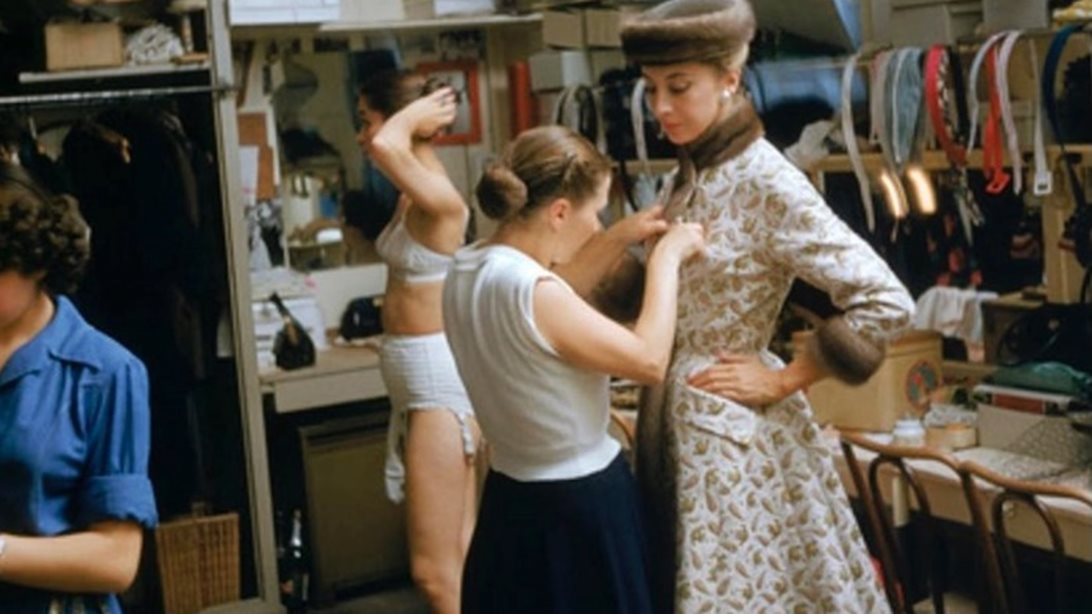 Η επιτομή της κομψότητας: Backstage στιγμιότυπα του οίκου Balmain από το 1954
