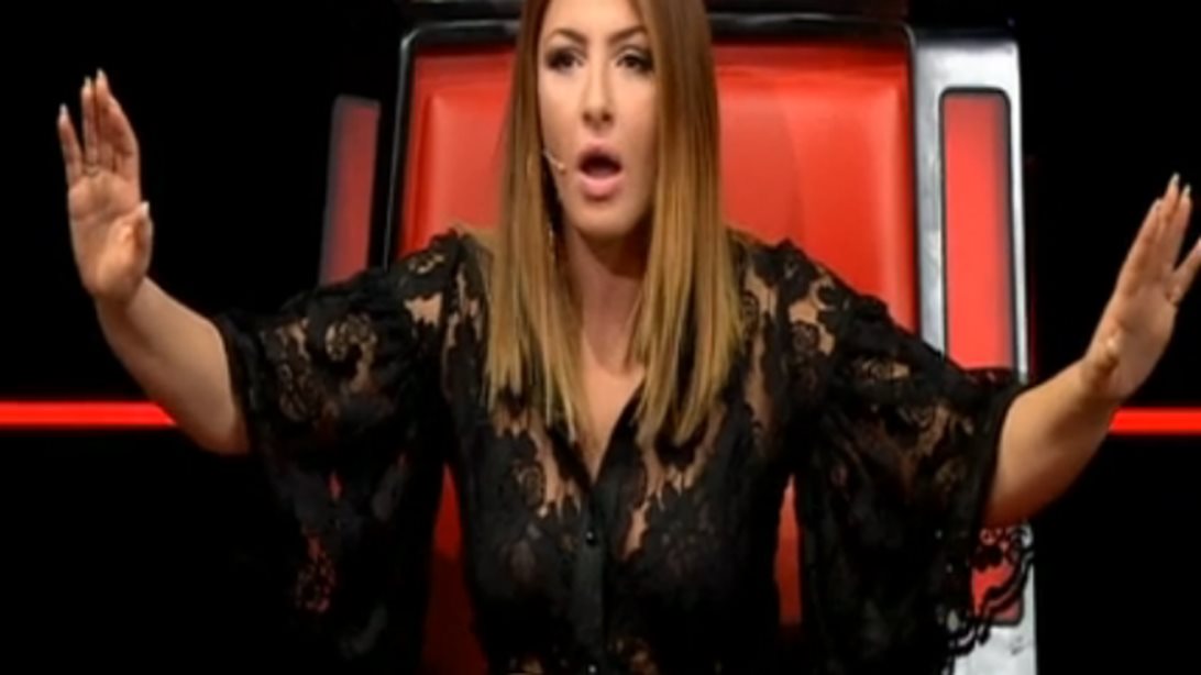 Έλενα Παπαρίζου: Το σοκ της μόλις αντίκρισε ποιος ήταν στη σκηνή του The Voice: Δείτε το video!