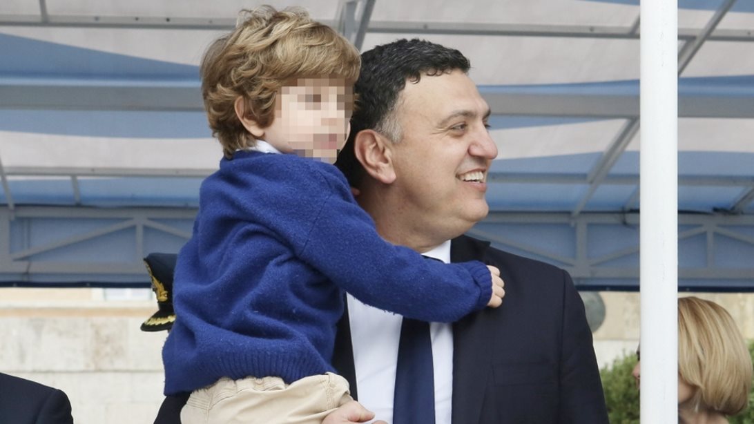 Ο Βασίλης Κικίλιας με την Τζένη Μπαλατσινού και τον γιο τους στην στρατιωτική παρέλαση