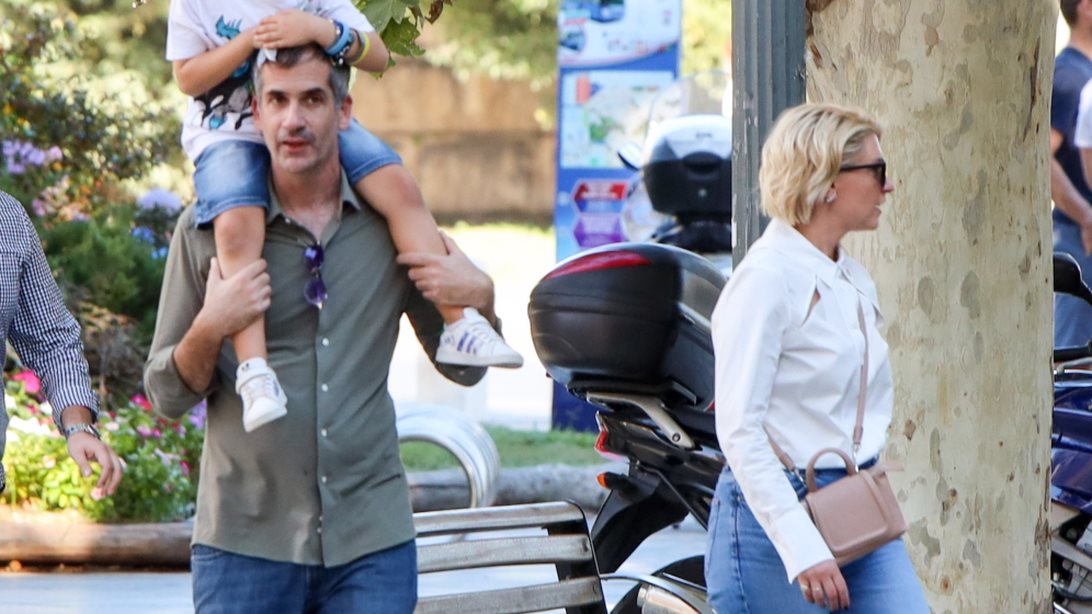 Σία Κοσιώνη &amp; Κώστας Μπακογιάννης σε καθημερινά στιγμιότυπα με τον γιο τους Δήμο