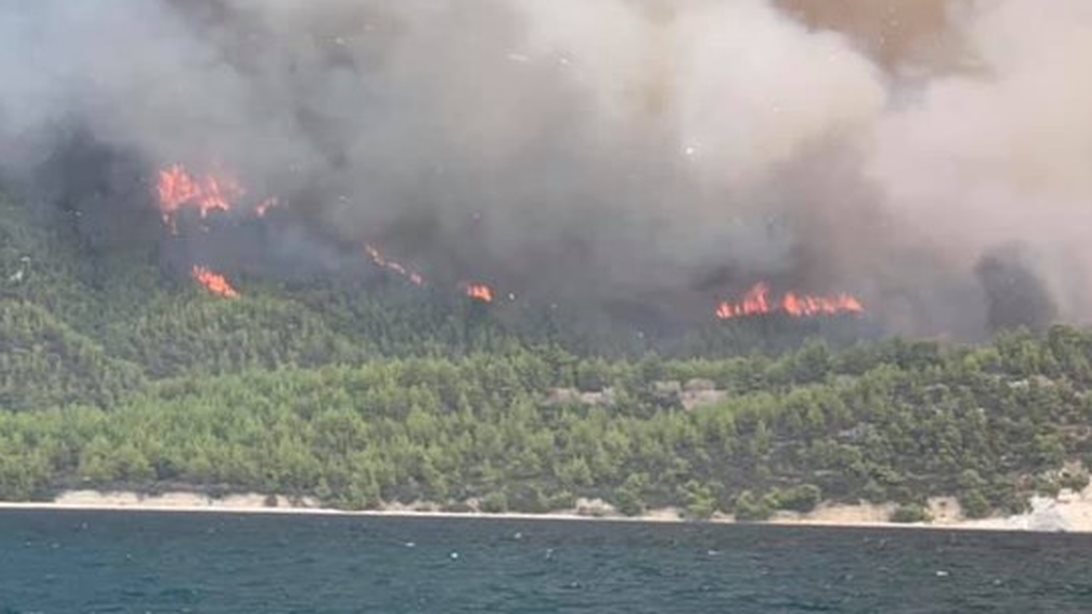 Μεγάλη φωτιά στην Εύβοια: Εκκενώθηκαν και οι Ροβιές - Εγκλωβίστηκαν και τραυματίστηκαν πυροσβέστες στους Κουρκουλούς