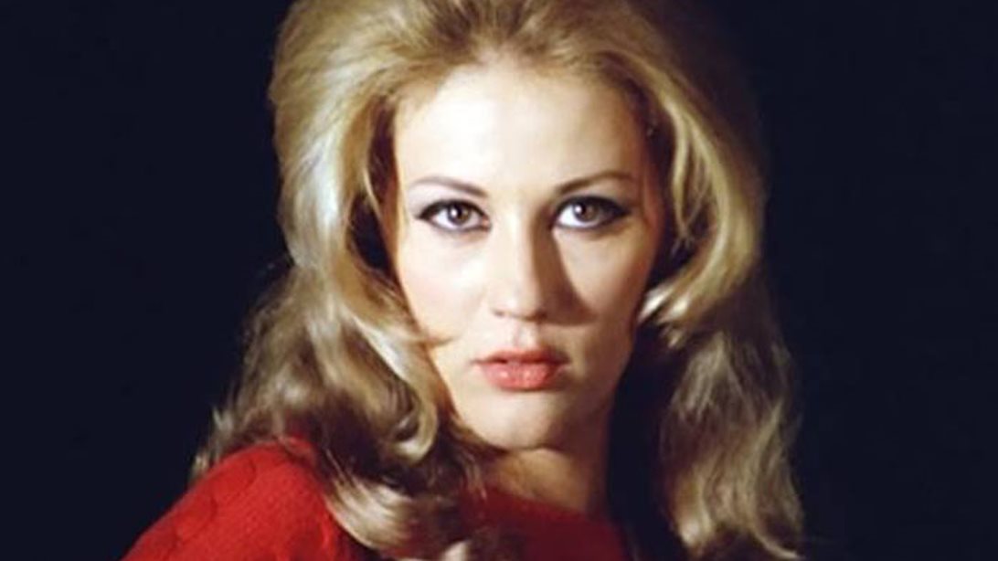 58 χρόνια πριν: Η Ζωή Λάσκαρη στις Κάννες με την πιο σικάτη μαύρη καμπαρτίνα