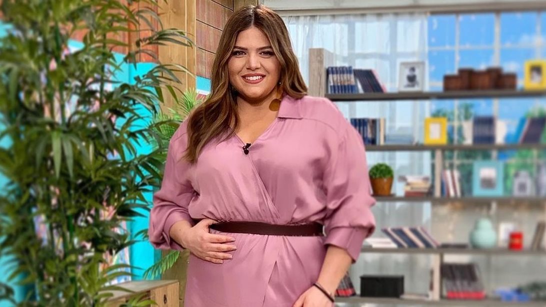 H Δανάη Μπάρκα με ανοιξιάτικο φόρεμα από το Zara που μπορεί να σταθεί σε κάθε περίσταση