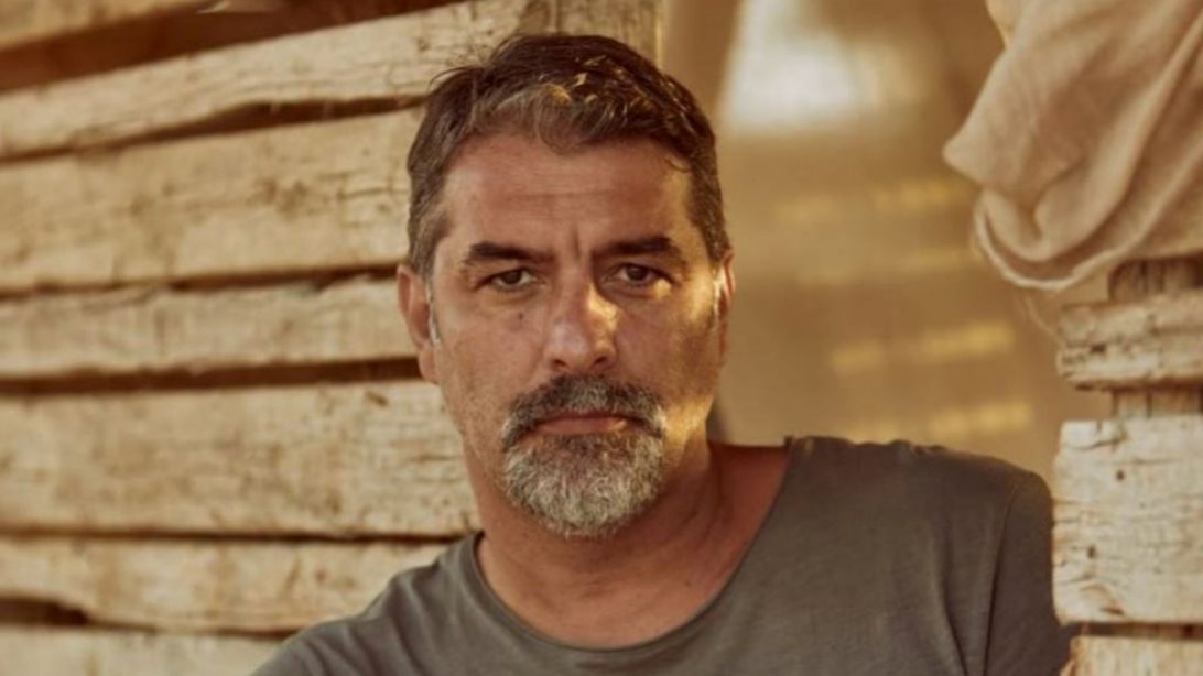 Βασίλης Μπισμπίκης | Δείτε την αιχμηρή ανάρτηση του ηθοποιού για την υπόθεση βιασμού στον Κολωνό