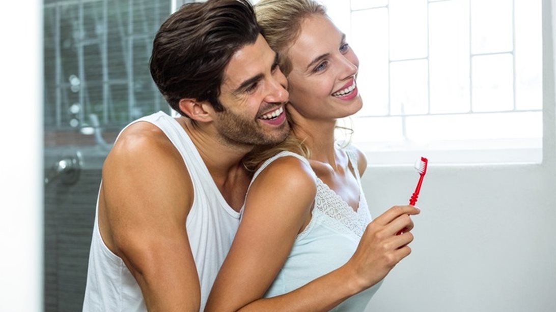 Τα πράγματα που κάθε γυναίκα θα ήθελε να βρίσκει στο μπάνιο του αγοριού της: Όνειρο είναι, μην της το χαλάσεις