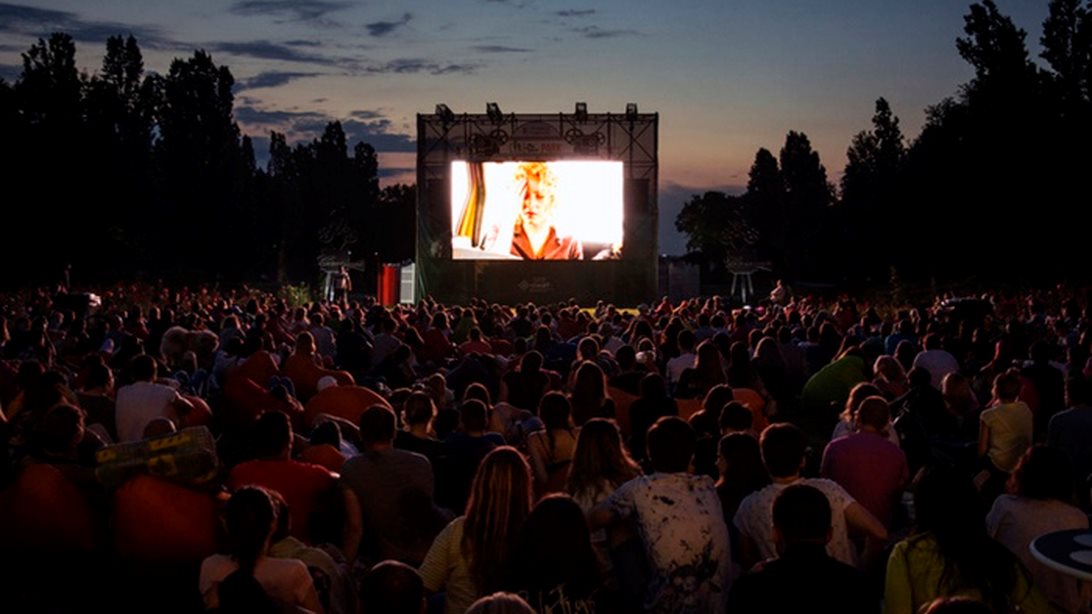 Cine Άνεσις: Άνοιξε και πάλι η πιο feelgood ταράτσα της Αθήνας
