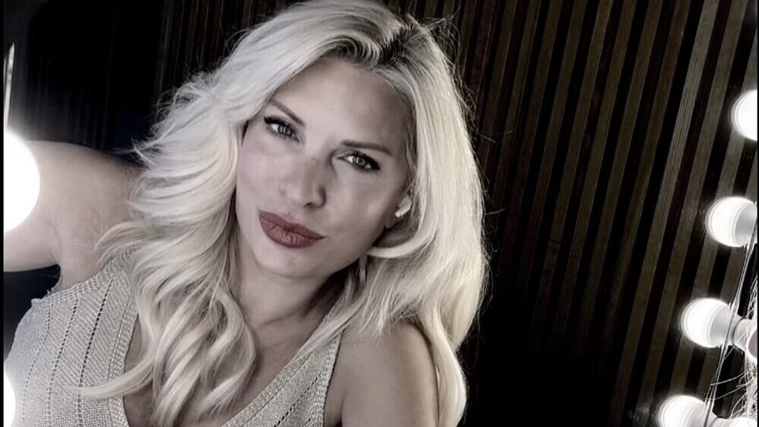 Η Ελένη Μενεγάκη επέλεξε το πιο sexy χρώμα πεντικιούρ