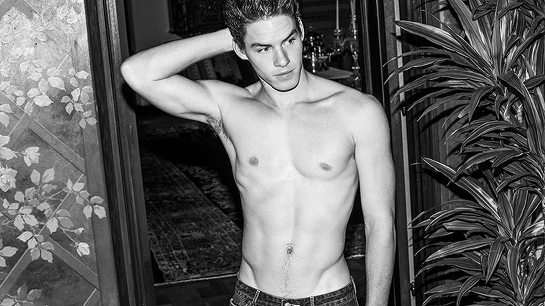 Tyler Clinton
 
: Ο ανιψιός της παρολίγον Προέδρου των ΗΠΑ είναι πιο sexy από όσο φαντάστηκες!