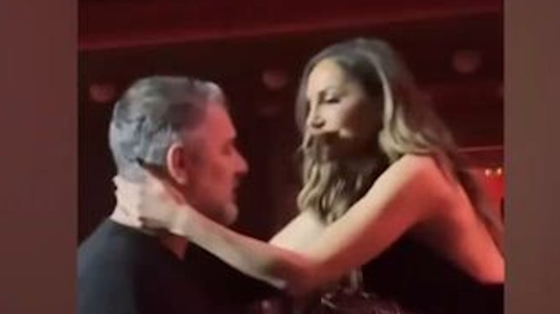 Full in love Δέσποινα Βανδή &amp; Βασίλης Μπισμπίκης! Το φιλί στην πίστα