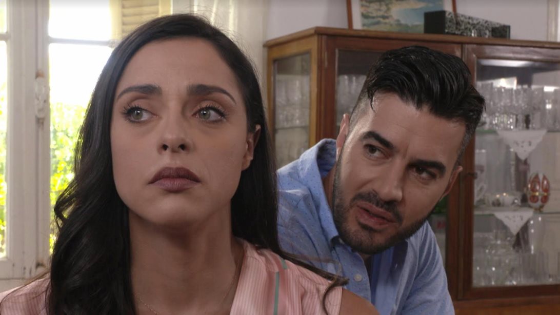 Έλα Στη Θέση Μου: Νέες εξελίξεις! Ο τσακωμός του Φώτη και του Τσακαλάκη, η  έρευνα της Φαίης &amp; το ραντεβού της Ρενάτας