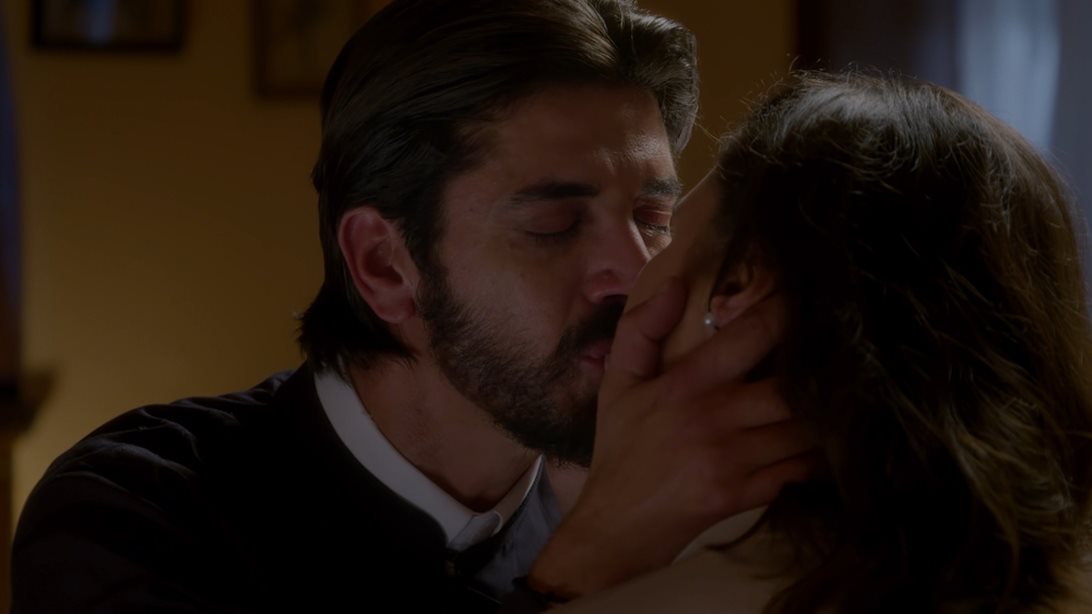 Άγιος Έρωτας | Η Χλόη και ο πατήρ Νικόλαος παραδίδονται στον έρωτά τους