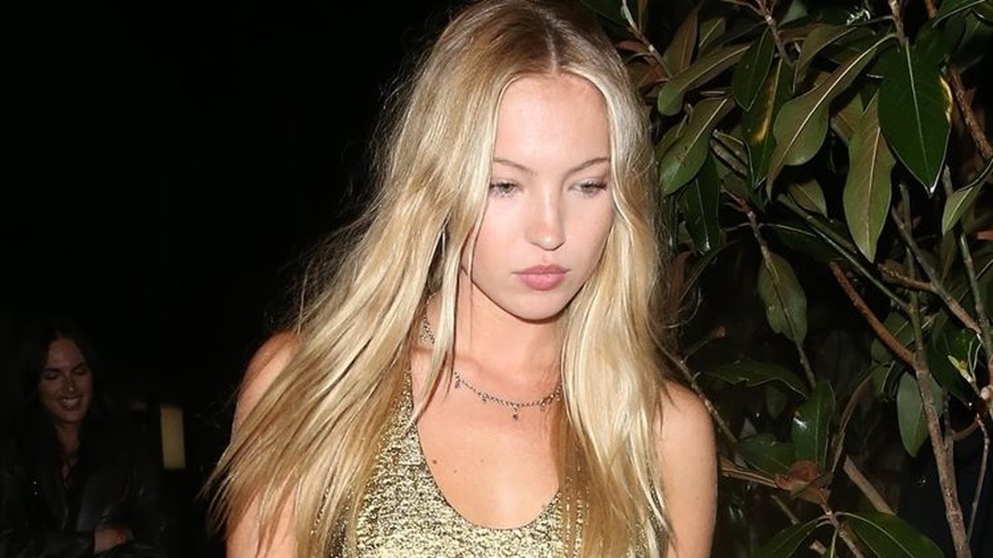 Η Lila Moss σε μία iconic εμφάνιση που μας θύμισε τη μαμά της, Kate Moss