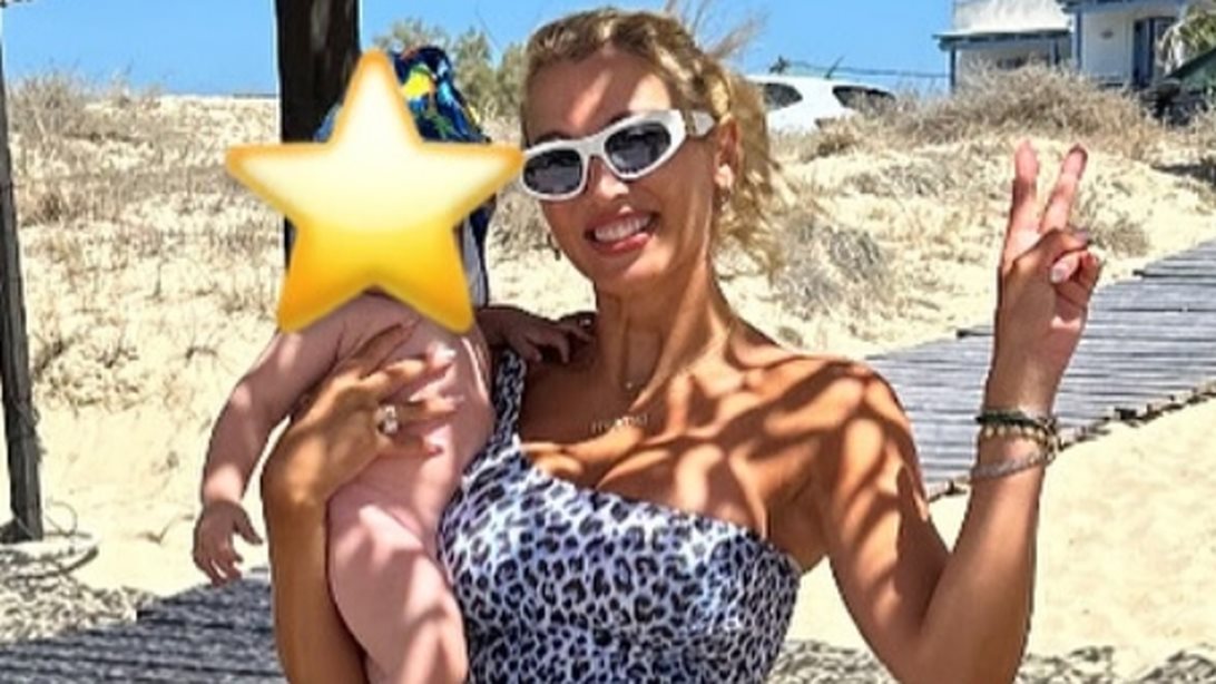 Η Κωνσταντίνα Σπυροπούλου απολαμβάνει στιγμές διασκέδασης με τον γιο της, Βλάσση στην παιδική χαρά