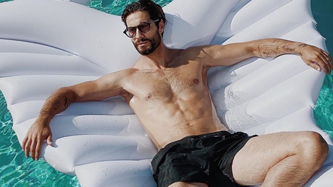 Παιχνίδια στη θάλασσα με τα παιδιά του για τον Γιώργο Καράβα