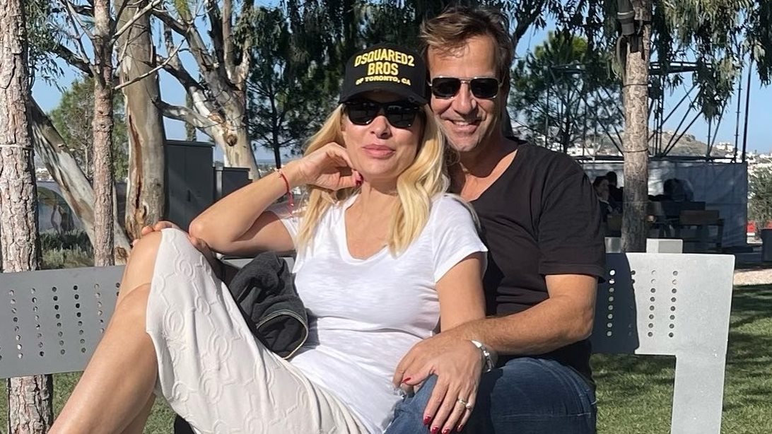 Η Ελένη Μενεγάκη ποζάρει στην αγκαλιά του Μάκη Παντζόπουλου και εύχεται "Καλά Χριστούγεννα"