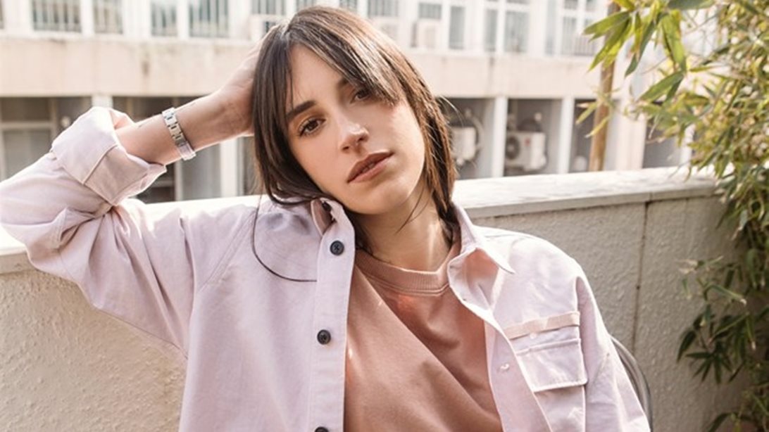 Έχει ζέστη και θα είσαι όλη μέρα εκτός σπιτιού; Η Ραφαέλα Ψαρρού δείχνει πώς θα ντυθείς κομψά