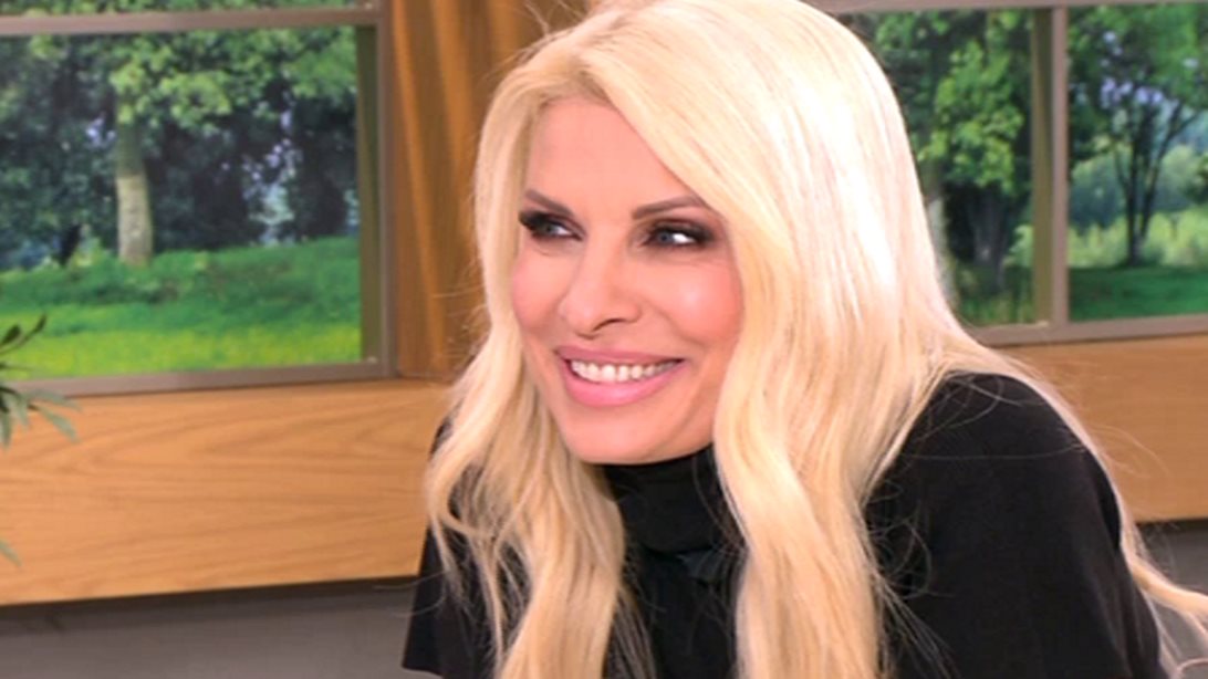 Ελένη Μενεγάκη: Ντύθηκε τυχαία ασορτί με τους συνεργάτες της και τους σήκωσε να βγάλουν φωτογραφία!