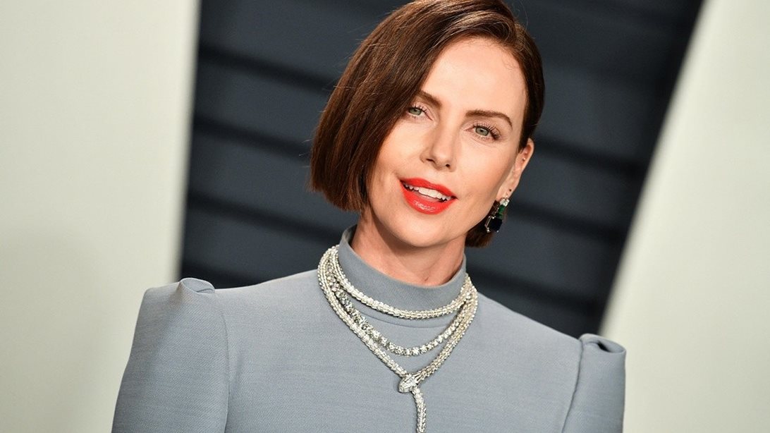 Charlize Theron: Η ανατρεπτική αλλαγή που έκανε στα μαλλιά της
