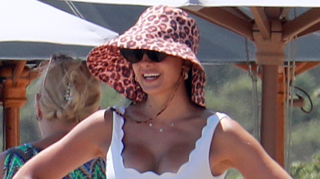 Στην γκαρνταρόμπα των διασήμων | Η Σταματίνα Τσιμτσιλή μάς δείχνει τα βασικά κομμάτια του beach look