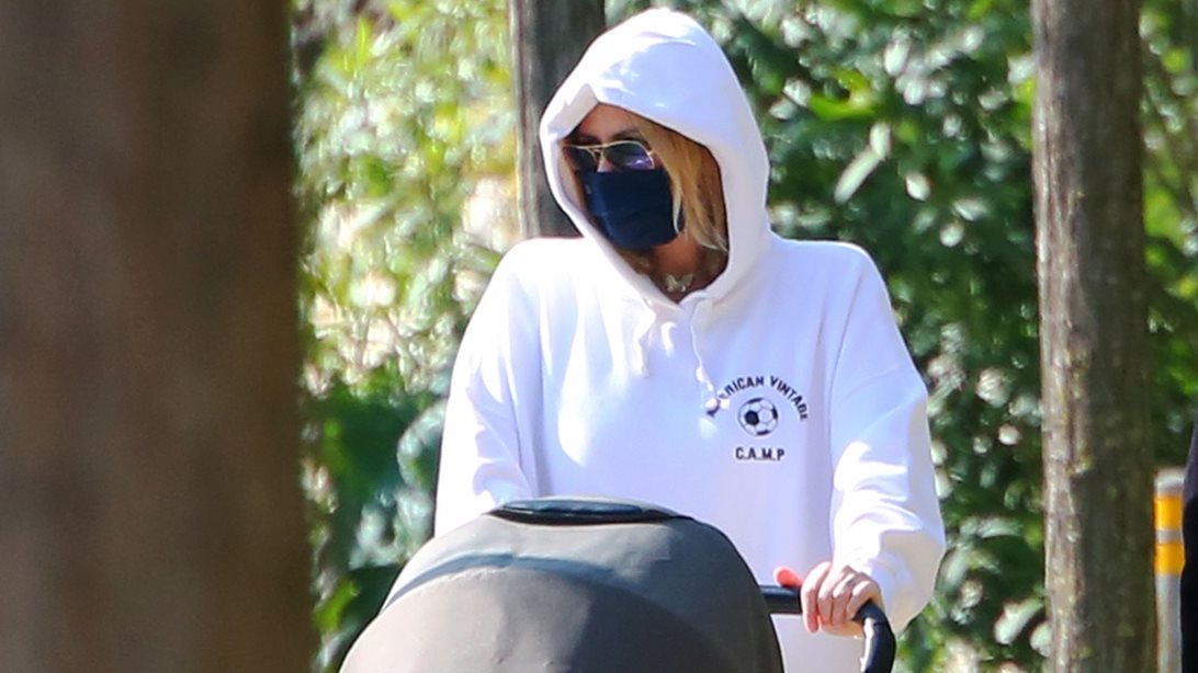 Η Τζένη Μπαλατσινού φωτογραφίζεται για πρώτη φορά αγκαλιά με τον 3,5 μηνών γιο της