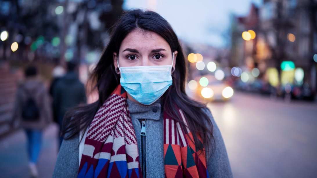 Υποχρεωτική πλέον η μάσκα σε κλειστούς χώρους: Όπως Μέσα Μεταφοράς, κομμωτήρια και καταστήματα