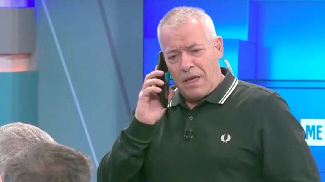 Ο γιος του Νίκου Μάνεση τηλεφώνησε στον δημοσιογράφο εν ώρα εκπομπής: &quot;Είμαι στον αέρα, δεν πειράζει&quot;