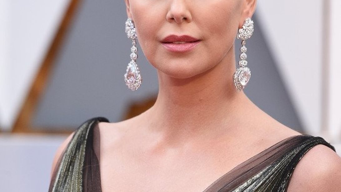 Charlize Theron: Αποκαλύπτει πως κάπνιζε μαριχουάνα!