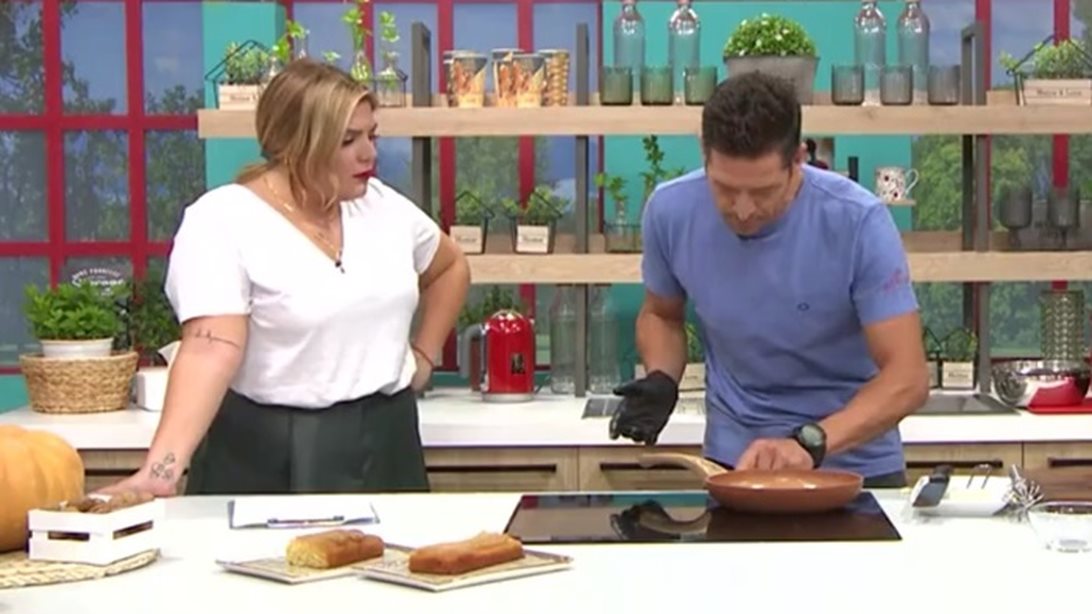 Η Συνταγή της Ημέρας: Ο Απόστολος Ρουβάς ετοιμάζει ανάποδο κέικ μπανάνας με καραμέλα