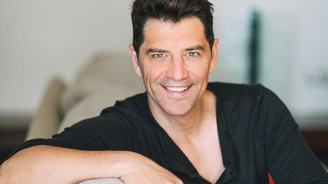 Σάκης Ρουβάς: Κάνει Bottle Cap Challenge και «ρίχνει» το Instagram!