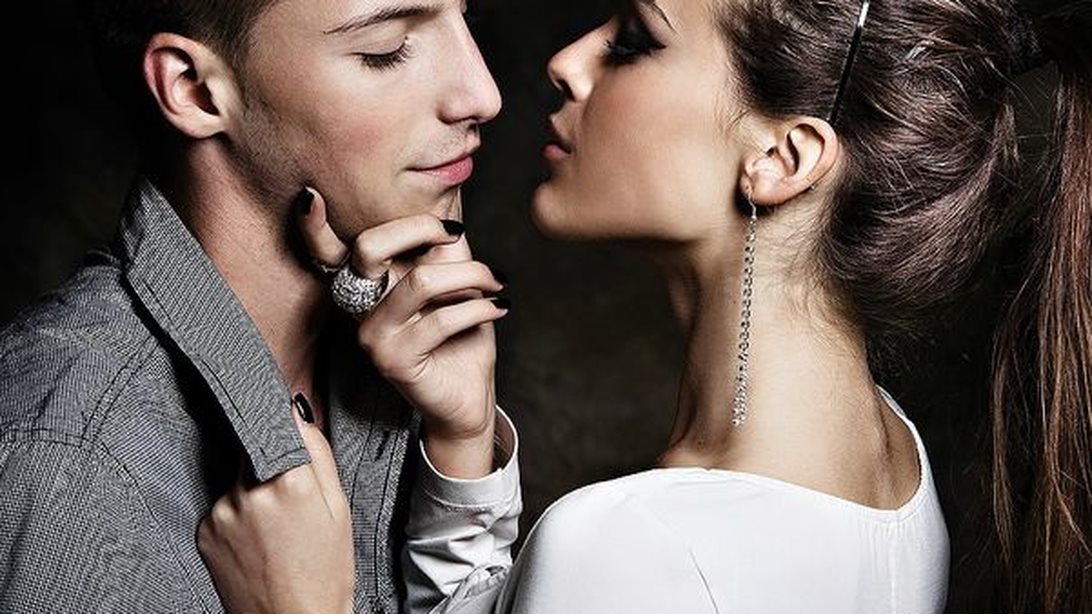 Έξι στρατηγικές αποπλάνησης για περισσότερο σεξ: Πώς θα τη ρίξεις στο κρεβάτι, χωρίς τρικλοποδιά