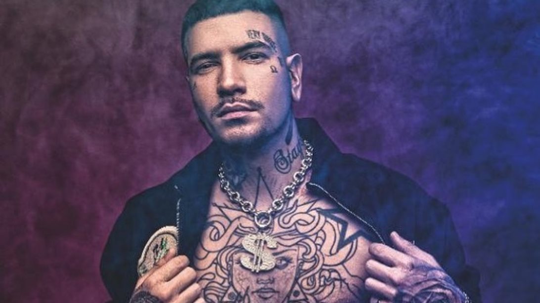 Ο Snik έκανε ένα τεράστιο τατουάζ στην πλάτη του και πρέπει να δεις τι σχέδιο επέλεξε