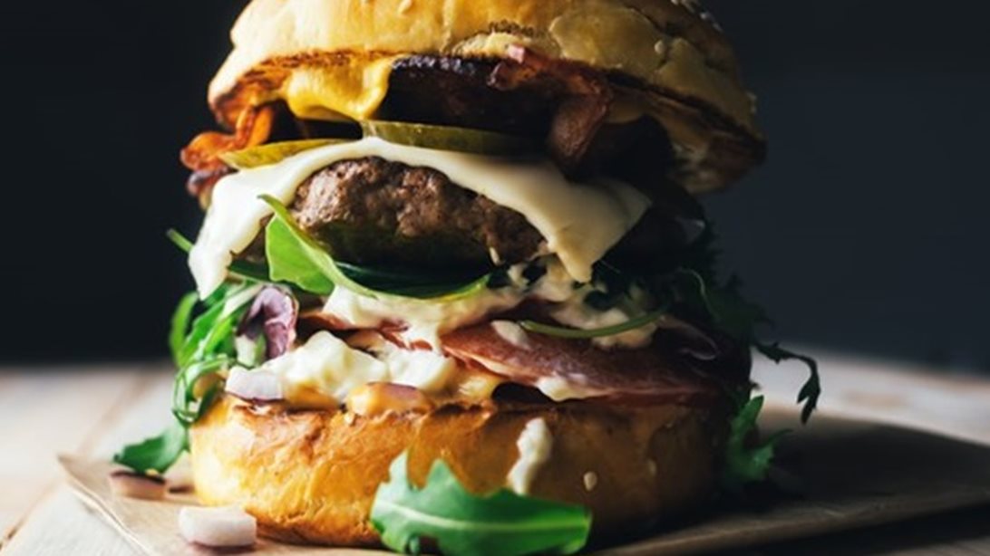 Συνταγή: Umami Burger με Πορτ και Στίλτον: Ώρα να δοκιμάσεις να φτιάξεις ένα burger!