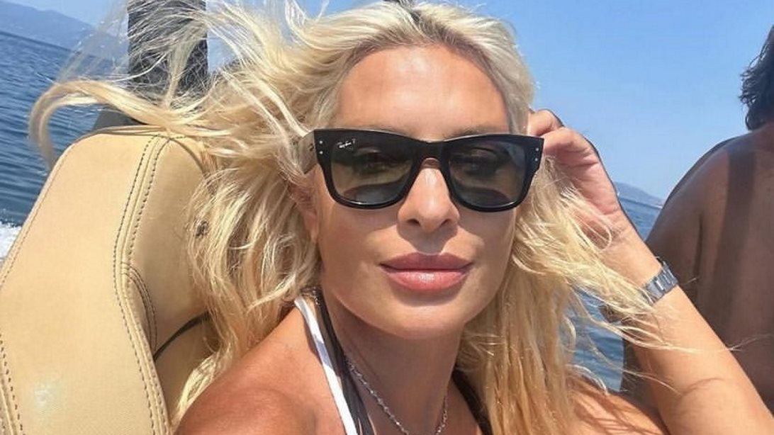 Η Ελένη Μενεγάκη φωτογραφίζεται πάνω στο σκάφος της