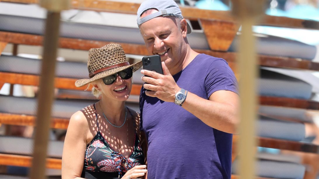 Η Μαρία Μπεκατώρου έκλεισε την πόρτα στον ΑΝΤ1 και ξεκίνησε τις διακοπές της - Με τον σύζυγο της στη Μύκονο &amp; διάσημους φίλους στη διπλανή ξαπλώστρα