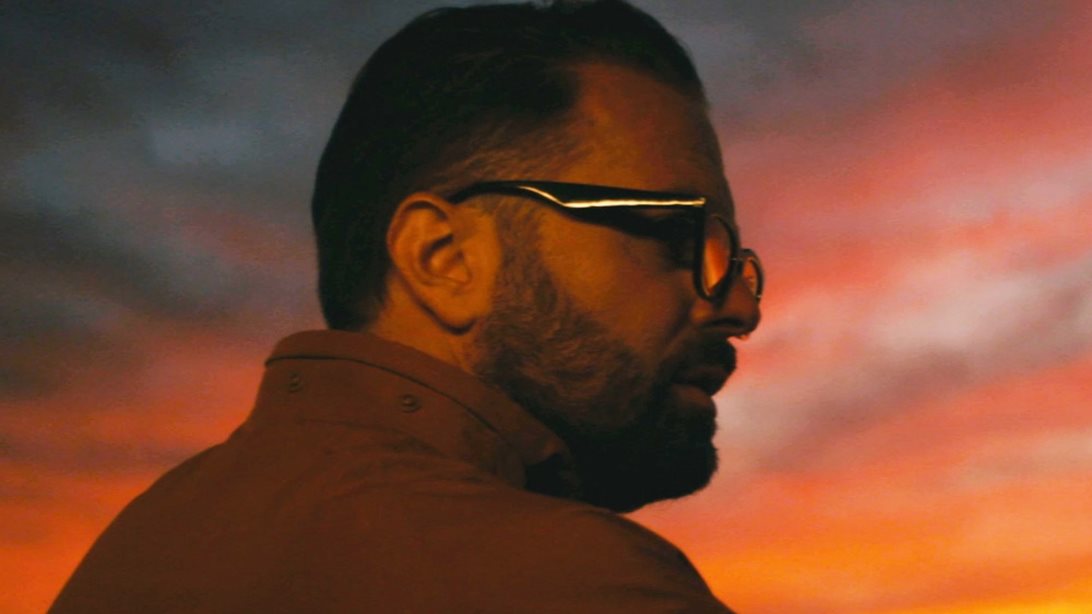 Ηλίας Βρεττός: Μας ταξιδεύει στη Νέα Υόρκη με το νέο του video clip &quot;Σε Κάποιο Μήνυμα&quot;