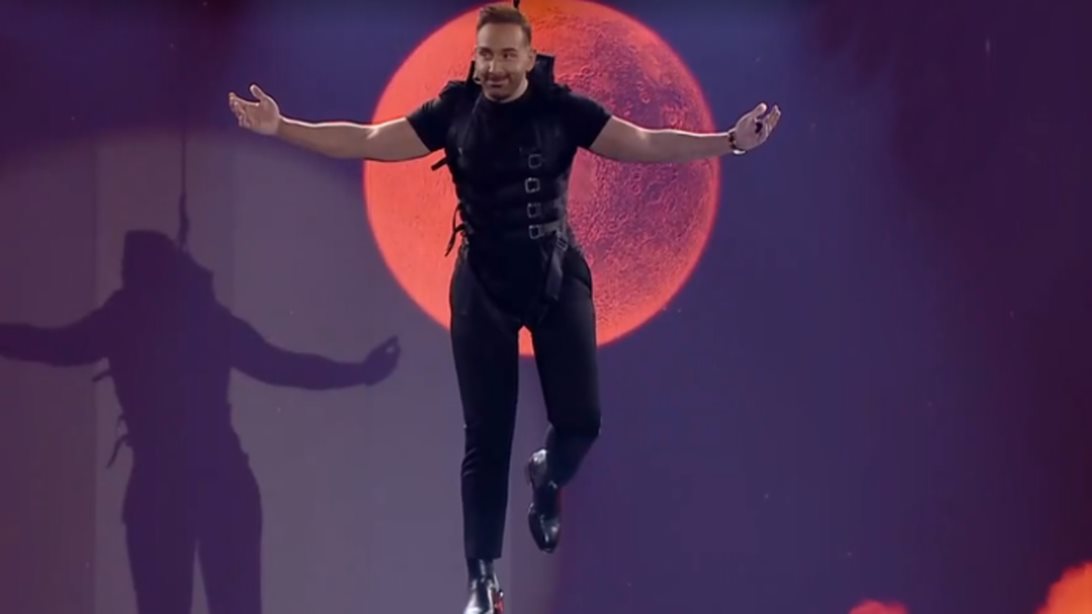 J2US: Δεν θα πιστεύετε ποια γνωστή παρουσιάστρια έγραψε το τραγούδι της έναρξης του Νίκου Κοκλώνη!