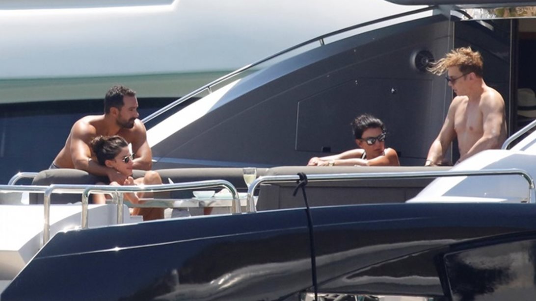 Σάκης Τανιμανίδης – Χριστίνα Μπόμπα: Στιγμές χαλάρωσης στη Μύκονο
