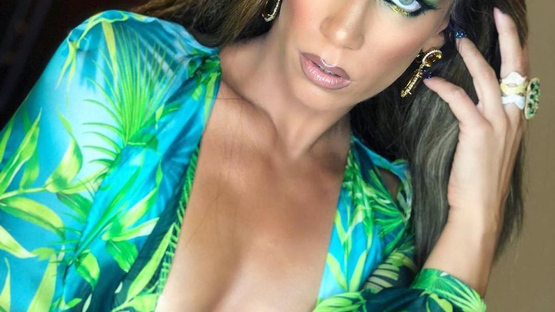 Κατερίνα Στικούδη : Με το εμβληματικό jugle dress της Jennifer Lopez στο νέο της video clip